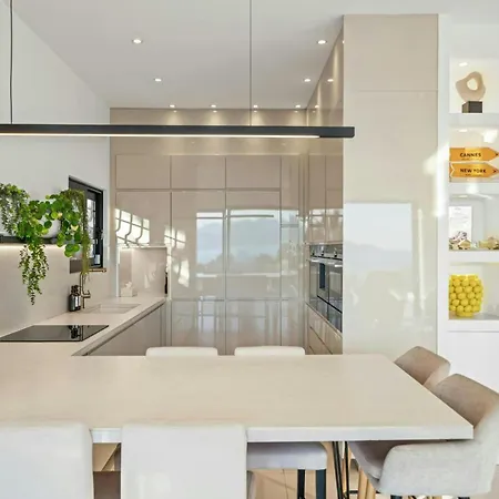 Readhostprofile Before Request! # Luxury 5-Bedroom Villa With Pool *
