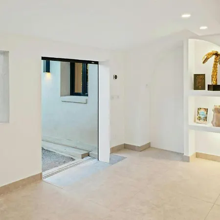 Readhostprofile Before Request! # Luxury 5-Bedroom Villa With Pool