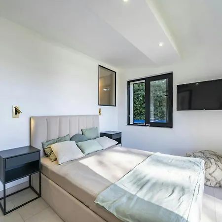 Readhostprofile Before Request! # Luxury 5-Bedroom Villa With Pool *