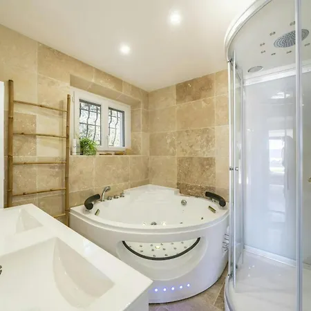 Readhostprofile Before Request! # Luxury 5-Bedroom Villa With Pool